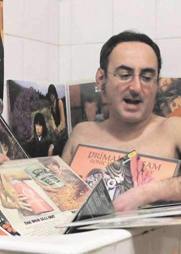 Alfonso Espiño, escritor e historiador, ‘bañándose’ con sus discos preferidos
