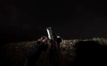 Observación das estrelas dende o dolmento de Dombate, en Cabana de Bergantiños. Foto: Raul Lorenzo