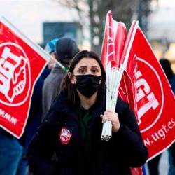 se avecinan manifestaciones para lograr un pacto salarial entre sindicatos y la patronal. En la imagen, una mujer con varios banderines de UGT en una manifestación. Foto: E.press / Archivo.