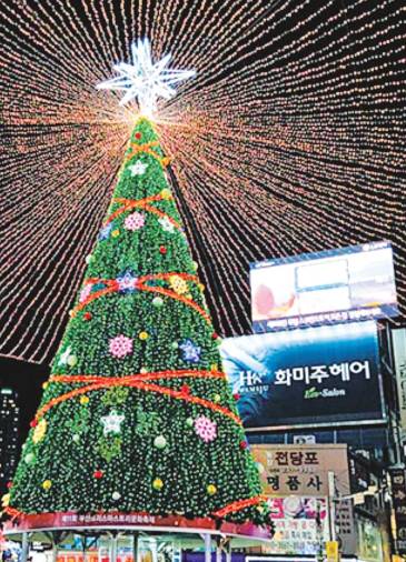 Árbol de navidad en calle coreana, como en occidente