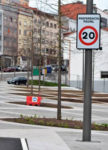 Obligación de bajar a Rúa Berlín desde la paralela. Foto: B. Fdez.