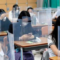 MEdidas. Vuelta a las aulas en Corea del Sur, mascarillas y pantallas. Foto: Europa Press