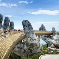 Golden Bridge. Una obra majestuosa en la que dos manos gigantes sostienen una pasarela dorada de 150 metros a 1400 metros sobre el nivel del mar. Ubicada en Vietnam, más concretamente en las montañas sobre Da Nang. (Fuente, www.hola.com. Imagen, www.gettyimages.es)