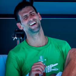 Australia, Melbourne. El tenista serbio Novak Djokovic se ríe durante una sesión de entrenamiento antes del Abierto de Australia en Melbourne Park en una imagen del pasado jueves, día 13. Foto: Patrick Hamilton/BELGA/dpa 13/01/2022