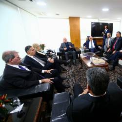 El presidente de Brasil, Luiz Inácio Lula da Silva, con los gobernadores en el Palacio de Planalto. FOTO: Marcelo Camargo