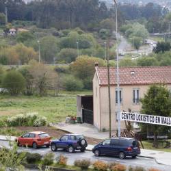 Vecinos de Mallou rechazan la construcción del centro logístico junto a la avenida de Asturias. Foto: A. H.