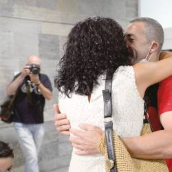 héroe. El policía Víctor Bellón se funde en un abrazo tras llegar de Afganistán, donde estuvo aportando seguridad en la evacuación programada por el Gobierno. Foto: Moncho Fuentes