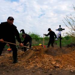 13 de mayo de 2022, Balabyne, Ucrania: Los trabajadores de la funeraria cubren el ataúd con tierra. Rusia invadió Ucrania el 24 de febrero de 2022, desencadenando el mayor ataque militar en Europa desde la Segunda Guerra Mundial. FOTO: Rick Mave / Zuma Press / ContactoPhoto Editorial / 13/05/2022