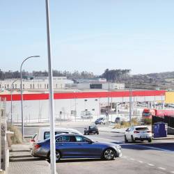 El nuevo supermercado Eroski de A Sionlla, en primer término, abrirá en las próximas semanas. Foto: Antonio Hernández