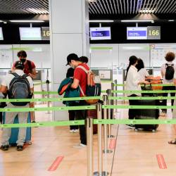 Pasajeros haciendo cola en la terminal T1 del Aeropuerto Adolfo Suárez Madrid-Barajas. Foto: Óscar Cañas /E.press.