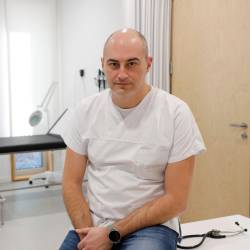 El doctor Sergio Cinza, en su consulta del ambulatorio de O Milladoiro. Foto: Antonio Hernández