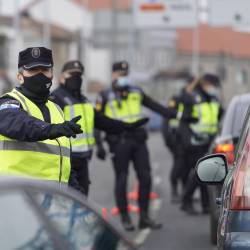 Na imaxe de arquivo, varios axentes da Policía Local realizando un control de mobilidade na saída de Santiago. ÁLVARO BALLESTEROS/EUROPA PRESS