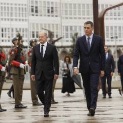 El presidente del Gobierno, Pedro Sánchez, y el canciller alemán, Olaf Scholz, a su llegada a la cumbre hispano-germana Foto: Lavandeira/Efe