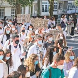 marcha. Los alumnos de Farmacia salieron de la Praza Roxa para pedir una facultad propia. Foto: Antonio Hernández