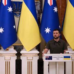 El primer ministro australiano, Anthony Albanese (izquierda), y el presidente ucraniano, Volodimir Zelenski