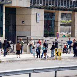 Colas de contribuyentes aguardando ante la Delegación de la AEAT en Compostela durante la fase de declaración presencial de la anterior campaña del IRPF. Foto: autorfo