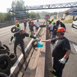 Trabajadores de Alcoa cortan una carretera en el marco de su concentración para defender el futuro de la fábrica de aluminio en San Cibrao, a 19 de julio de 2021 / Arxina / EP