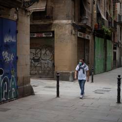 Aspecto de las calles del barrio del Born de Barcelona ayer lunes. EFE/ Enric Fontcuberta