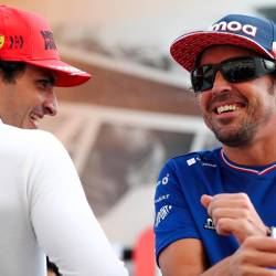DÚO Fernando Alonso (d) conversa con el también español Carlos Sainz durante el Gran Premio de Abu Dabi. Foto: Ali Haider