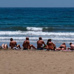Amigos en la playa de Maspalomas, en Gran Canaria, el pasado 25 de mayo. EFE/Ángel Medina G.
