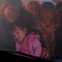 11 de mayo de 2022, Zaporizhia, Ucrania: Una familia de Polohy, región de Zaporizhia, acaba de llegar al centro para personas desplazadas de Zaporizhia. Todos los días, refugiados de todo el este de Ucrania llegan al Centro de Zaporizhia para personas desplazadas que huyen de las zonas de combate o territorios ocupados por el ejército ruso. Rusia invadió Ucrania el 24 de febrero de 2022, desencadenando el mayor ataque militar en Europa desde la Segunda Guerra Mundial. FOTO: Rick Mave / Zuma Press / ContactoPhoto Editorial 05/11/2022