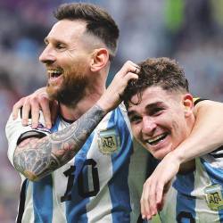LEO Messi y Julián Álvarez celebran el segundo tanto de Argentina ante Croacia. Foto: DPA