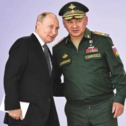en el kremlin. Vladimir Putin con el ministro de Defensa, Serguéi Shoigú, tras una reunión. Foto: D.P.A.