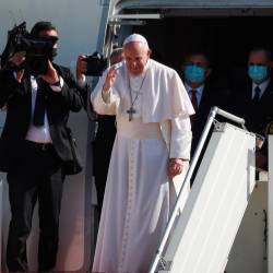 El papa Francisco desembarcando del avión en su último viaje internacional, el pasado marzo en Irak. Foto: Europa Press