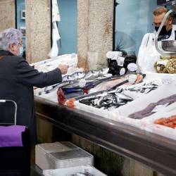 Pescadería Una mujer comprando ayer en los puestos del Mercado de Abastos Fotos: Antonio Hernández