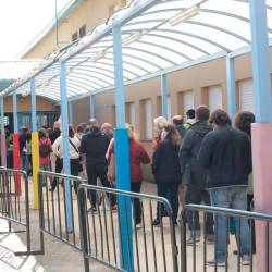 Decenas de personas hacen cola para votar en el Colegio Público La Navata. Foto: Marta Fernández Jara