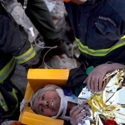 Servicios de emergencias turcos rescatan a una mujer tras los terremotos - Depo Photos / Zuma Press / ContactoPhoto