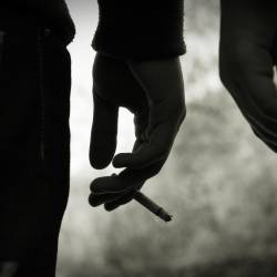 Foto de recurso de una persona fumando al lado de otra.