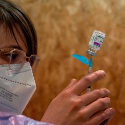 Una empleada sanitaria prepara una dosis de la vacuna de AstraZeneca durante la campaña de vacunación masiva que se lleva a cabo estos días en el recinto ferial Expourense, este miércoles en Ourense. (Foto: EFE/ Brais Lorenzo)