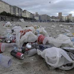 Restos de basura después de la celebración de las hogueras de la noche de San Xoán, en la playa de Orzán, en A Coruña Foto: M. Dylan/E.P.