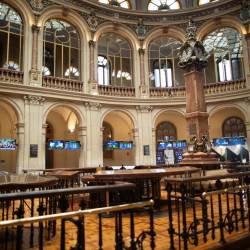 Interior del Palacio de la Bolsa de Madrid, que durante el verano gana mucha más tranquilidad, si cabe. Foto: E. Press