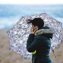 TIEMPO. Una mujer con un paraguas lucha contra el viento este martes en el Paseo Marítimo de A Coruña . Foto: M. Dylan