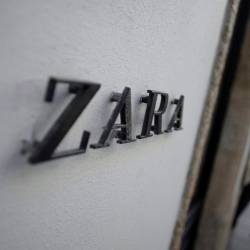 Una mujer entra en una tienda de Zara en A Coruña Foto: Cabalar
