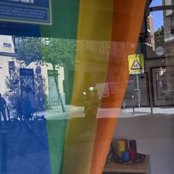 Bandera LGTBI en un escaparate del barrio madrileño de Chueca durante la celebración del Día Internacional del Orgullo LGTBI. JESÚS HELLÍN / EUROPA PRESS