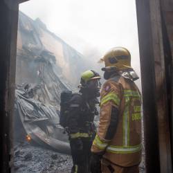Efectivos de Bomberos de Lugo durante las labores de extinción del fuego en O Ceao. Foto: Europa Press