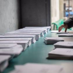 En la foto de archivo, papeletas electorales en un colegio de Barcelona. DAVID ZORRAKINO/EUROPA PRESS