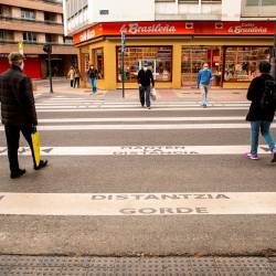 preocupación. Un paso de peatones de la ciudad de Vitoria recuerda la importancia de guardar la distancia de seguridad interpersonal a los viandantes. Foto: David Aguilar/Efe