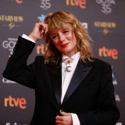 La actriz Emma Suarez , posa en la alfombra roja en la 35 edición de los Premios Goya en el Teatro del Soho CaixaBank de Málaga a 6 de marzo del 2021 . Álex Zea / Europa Press
