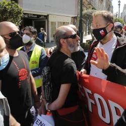 Traballadores do metal interrompen a manifestación da CIG en Vigo co gallo do 1 de Maio en protesta polo convenio provincial. MARTA VÁZQUEZ / EUROPA PRESS