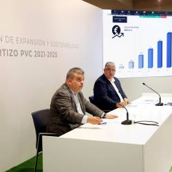 Por la izquierda Daniel Lainz, junto a Estanislao Suárez, en la presentación en la sede del grupo Cortizo en Extramundi, Padrón, del Plan de Expansión y Sostenibilidad Cortizo PVC 2021-2025. Foto: Antonio Hernández