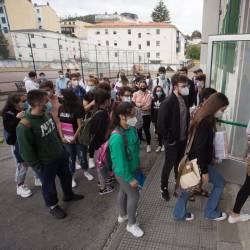 Foto de archivo de estudiantes de bachillerato accediendo a un instituto gallego. CARLOS CASTRO/EUROPA PRESS