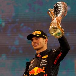 Max Verstappen, feliz al recibir el trofeo de campeón del mundo de F1. Foto: Jebreilli