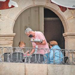 Un camarero trabajando en un bar situado en la Plaza Mayor de Ourense, hace meses. Foto: EFE /Brais Lorenzo.