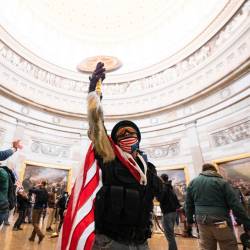 Asaltantes al Capitolio de Estados Unidos en Washington. FOTO: EFE/EPA/JIM LO SCALZO