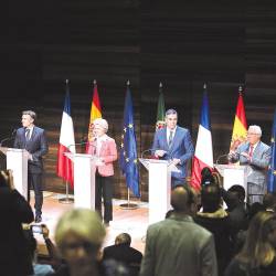 en alicante. Macron (i),Von der Leyen, Sánchez y Costa en IX Cumbre Euromediterránea EU-MED9. Foto: E.P..