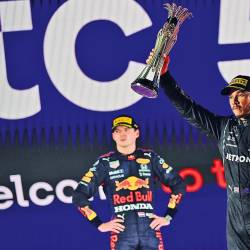 Hamilton celebrando el triunfo en Yeda con Verstappen detrás muy molesto. Foto: Isakovic